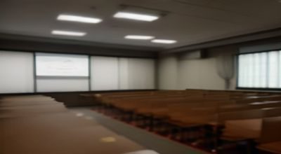 医学伦理讨论场景，医疗委员会成员围坐讨论，会议室环境专业严肃